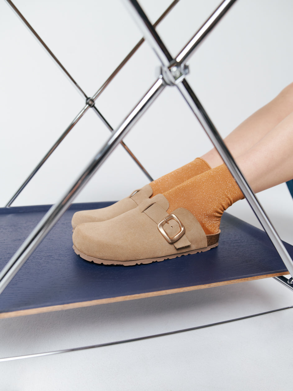 Descubre la Magia del Zueco y las Sandalias Marrones