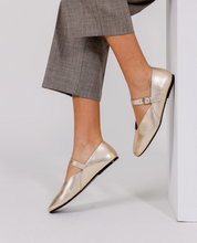 Goldener ARI-001 Tänzer