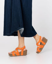 Sandalia cuña Bari 303 naranja