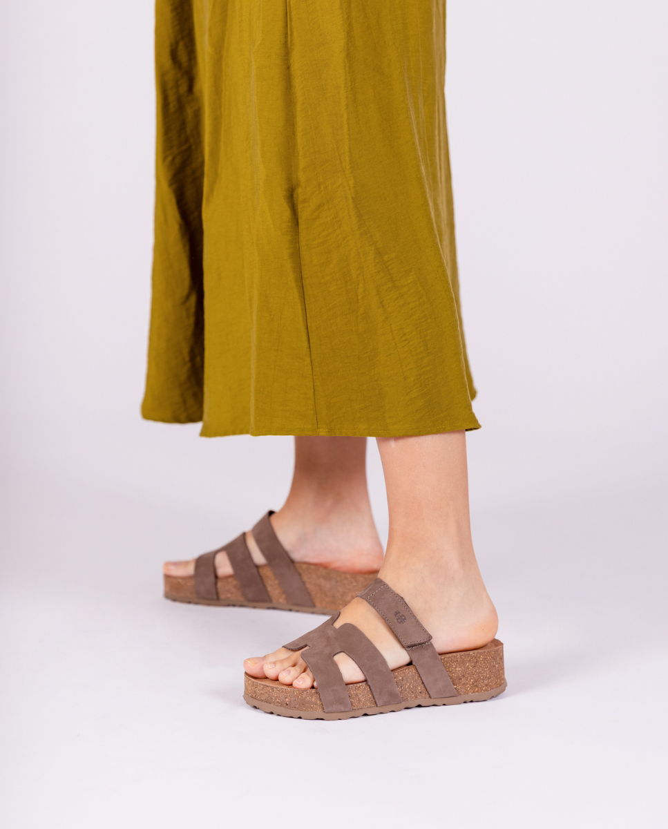 Sandalia de plataforma WIWI-125 marrón