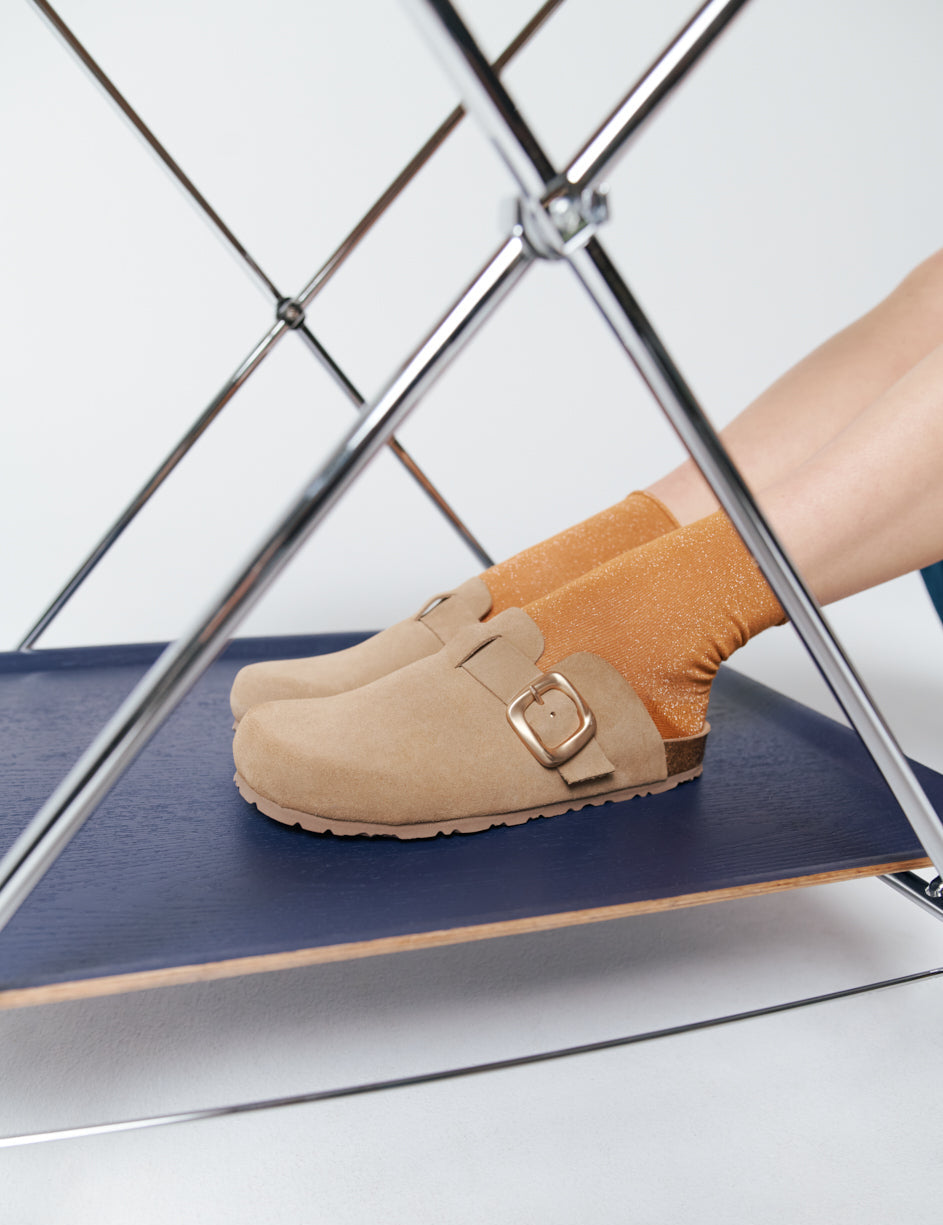 Descubre la Magia del Zueco y las Sandalias Marrones