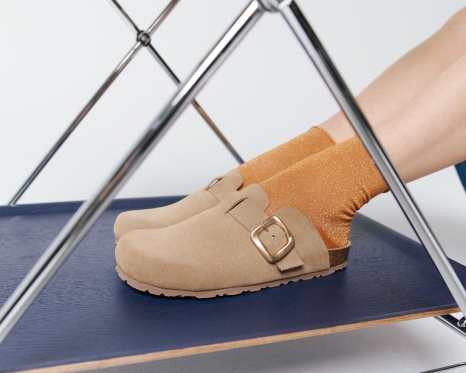 Descubre la Magia del Zueco y las Sandalias Marrones