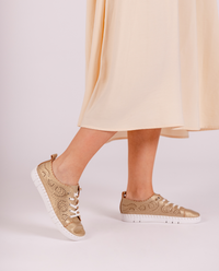 Sneaker FLOW-005 dorado